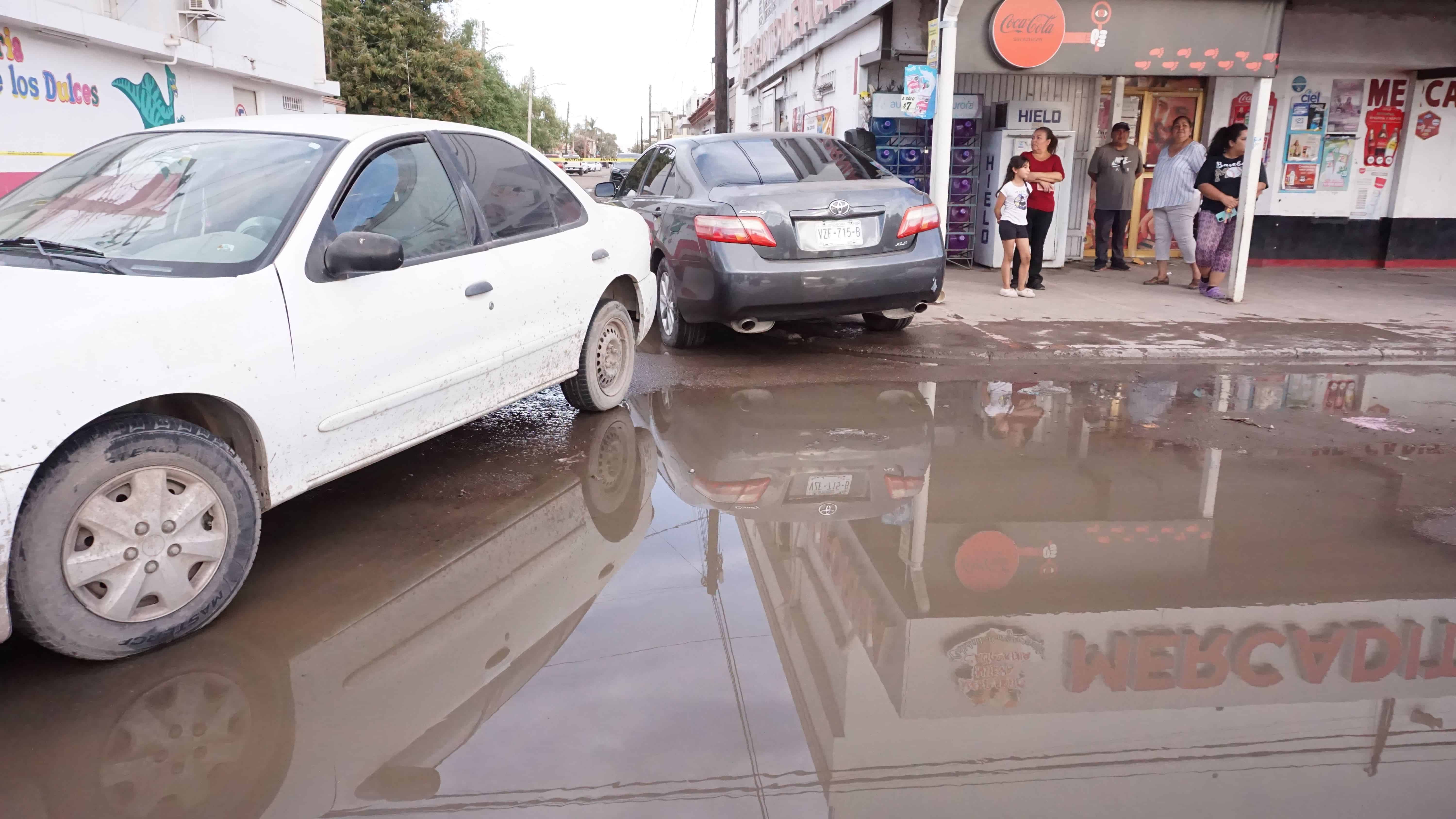 Cierran calles en Cajeme por drenajes colapsados; Oomapasc responde