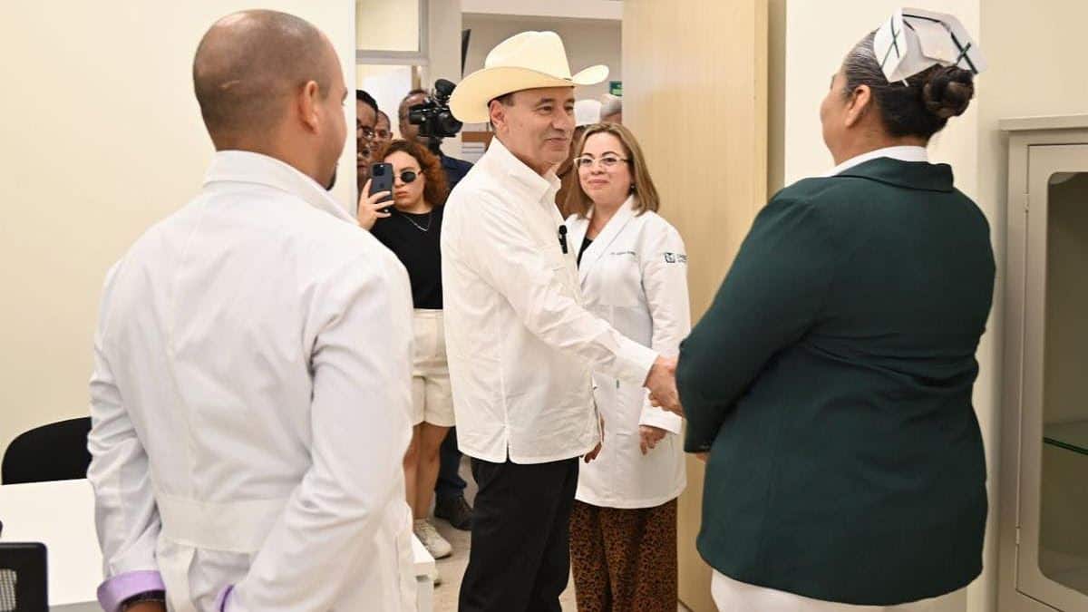 Sube Durazo el sueldo a médicos especialistas