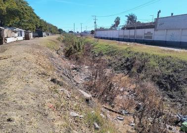 Problemas de limpieza en el canal de la calle 300 en Ciudad Obregón