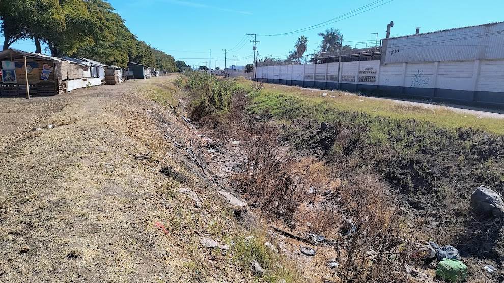 Problemas de limpieza en el canal de la calle 300 en Ciudad Obregón