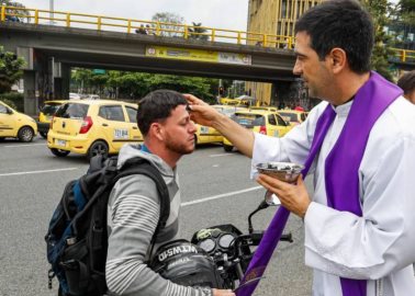 ¿Se puede recibir ceniza fuera del templo? Esto dice la Iglesia