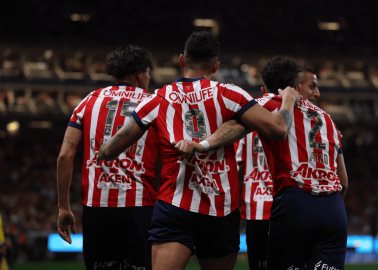 Chivas derrota a Pachuca con goles de Pulido y Romo