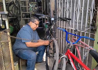 Carlos, perseverancia para mantener vivo el oficio de bicicletero