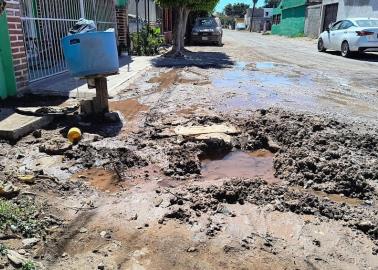 Vecinos de la colonia Sonora en Cajeme exigen reparación de fuga de agua