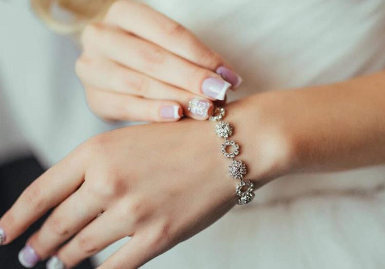 ¡Dile adiós al óxido! Así puedes limpiar las pulseras de plata con este truco