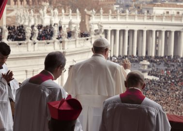 Papa Francisco supera la fase crítica, pero sigue en terapia de oxígeno