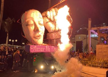 Figura de Fofo Márquez es quemada en Carnaval de Mazatlán