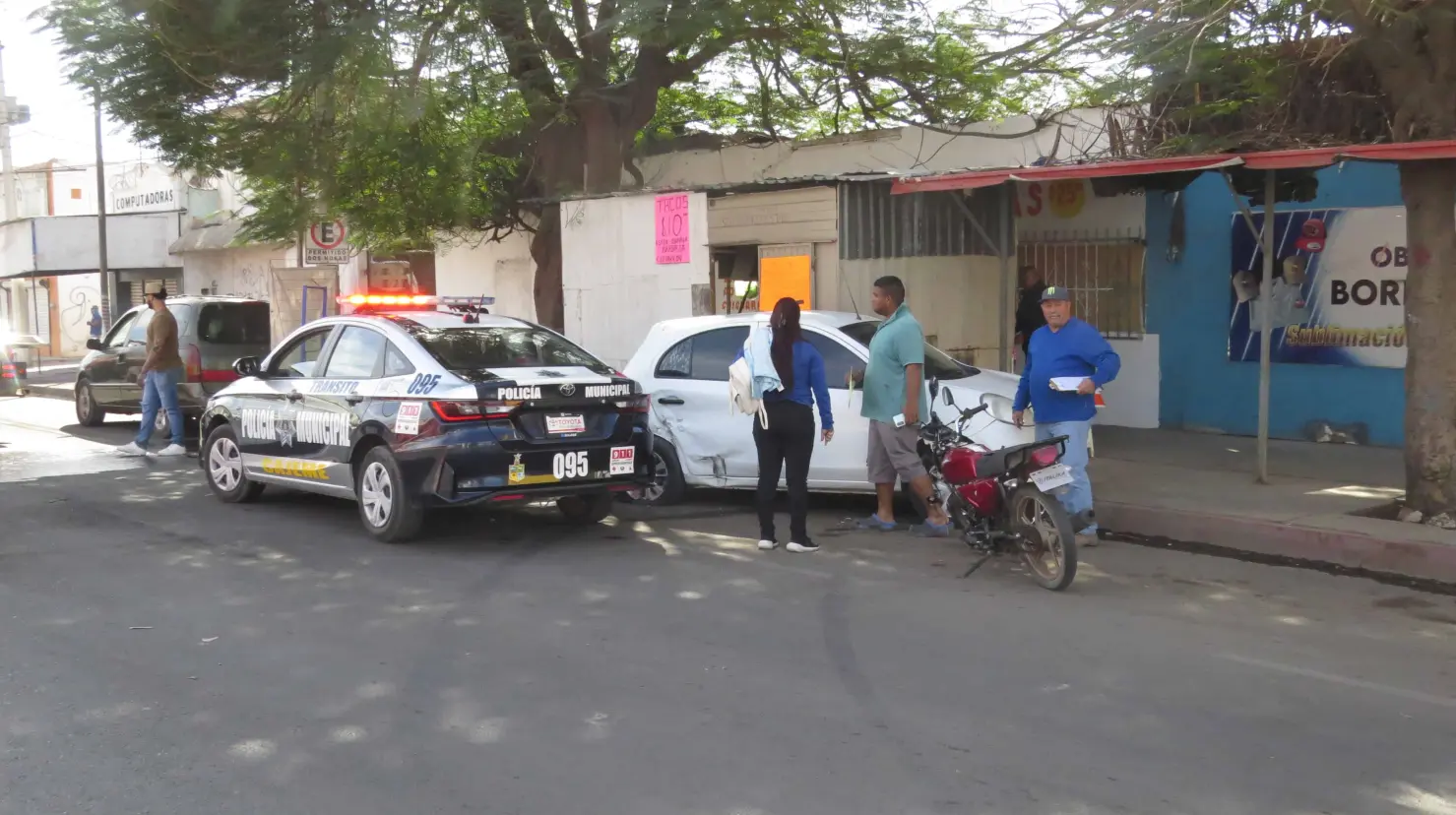 Motociclista se pasa semáforo en rojo y ocasiona aparatoso choque en Ciudad Obregón