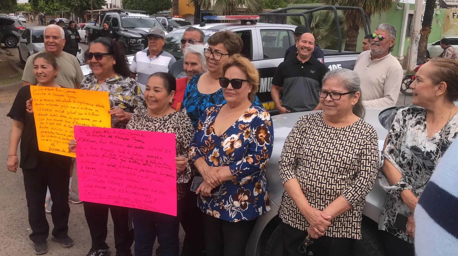 Vecinos de la Ampliación Miravalle realizan manifestación por drenajes colapsados; cierran calles