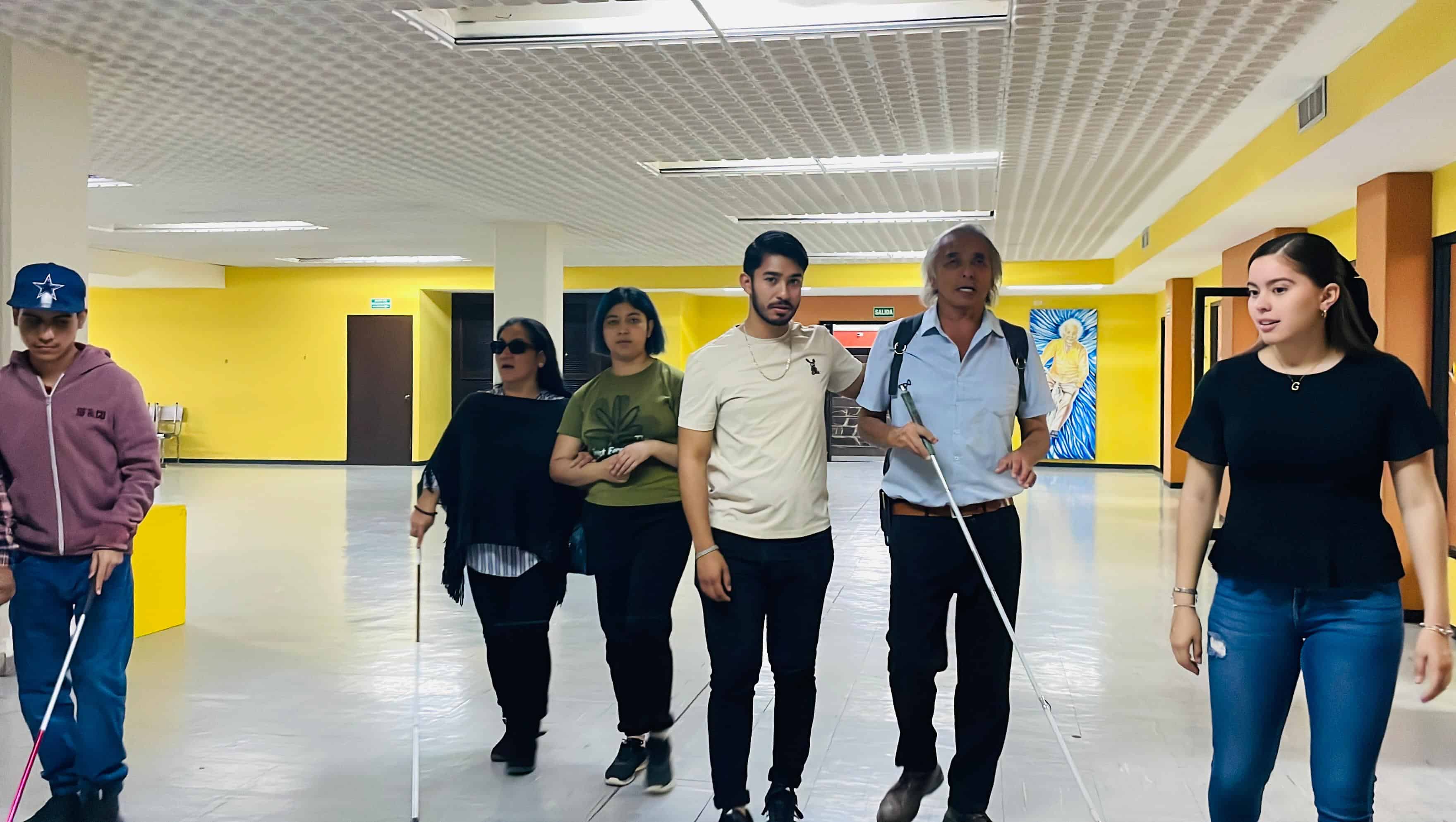 Personas con discapacidad visual de Cajeme aprenden a usar el bastón blanco