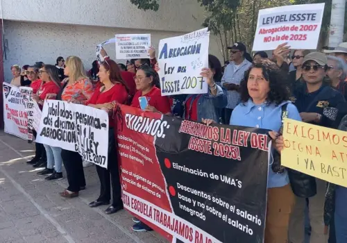 Continúa la lucha: Maestros de Navojoa siguen en paro laboral y se plantan en el Issste