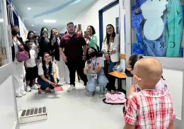 Niña que lucha contra el cáncer recibe una sorpresa en el hospital