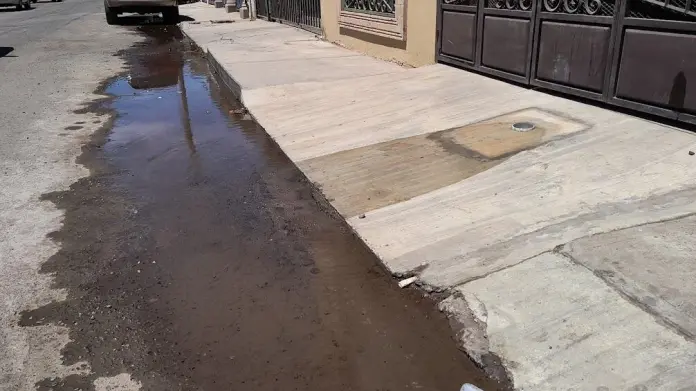 Fuga de agua en Miravalle: Vecinos piden solución urgente Fuga de agua en Miravalle: Vecinos piden solución urgente