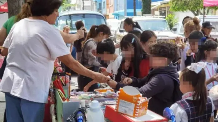Las ventas de comida chatarra por fuera de las escuelas no cesan pese a nueva ley