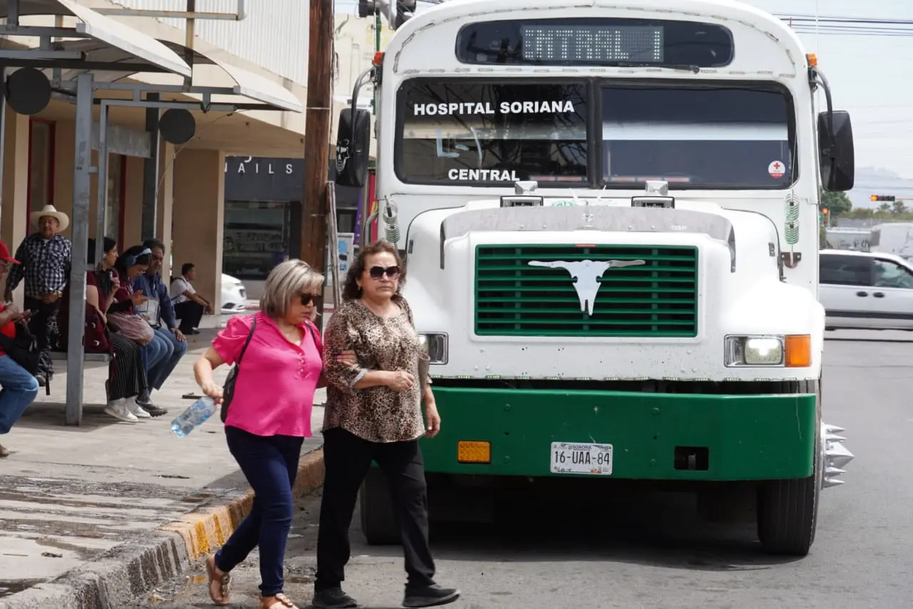 Abuelita sufre por exclusión en camión urbano en Cajeme
