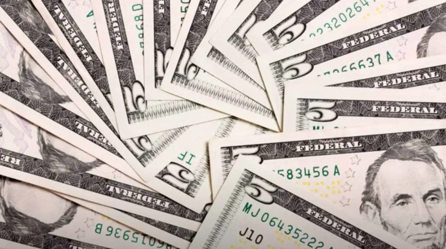 Precio del dólar hoy viernes 4 de abril: El peso vuelve a caer ante la divisa estadounidense