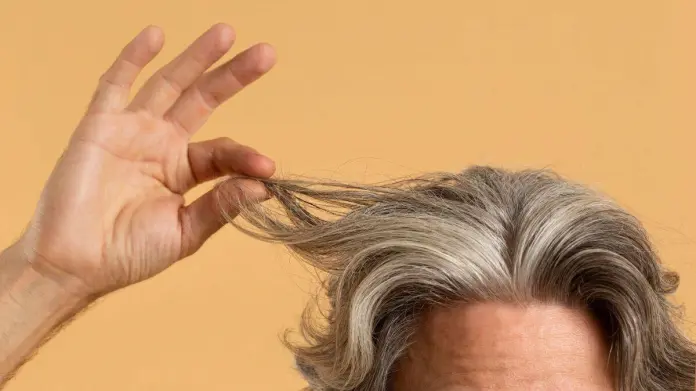 5 consejos de expertos para evitar que tus canas se vean amarillas ¿Qué lo provoca? 5 consejos de expertos para evitar que tus canas se vean amarillas ¿Qué lo provoca?