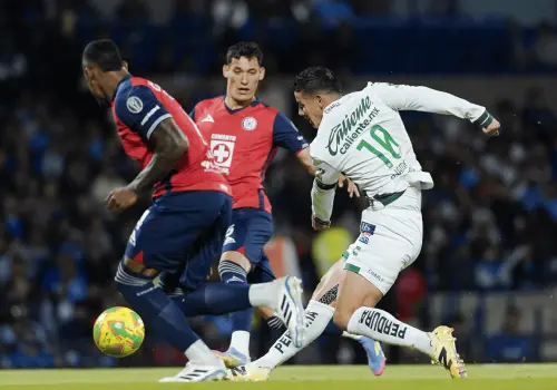 Cruz Azul remonta en los últimos minutos y vence 2-1 al León