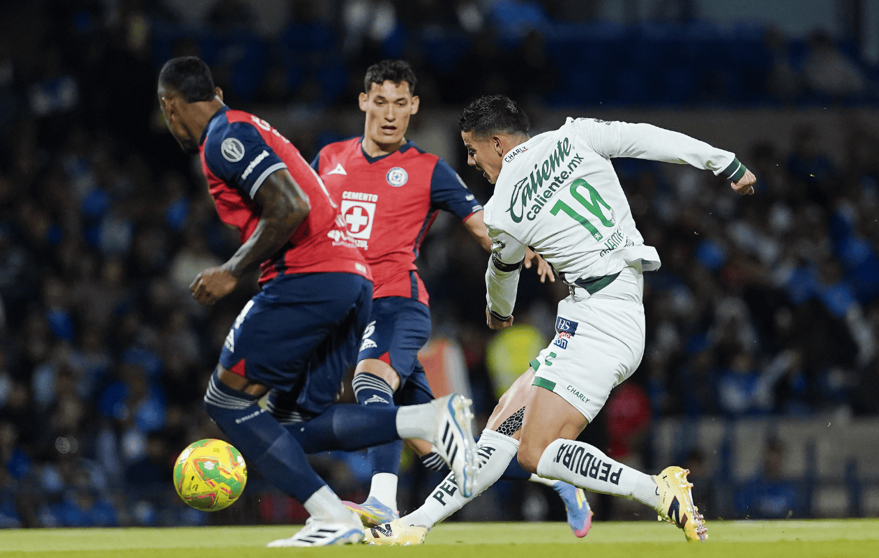 Cruz Azul remonta en los últimos minutos y vence 2-1 al León