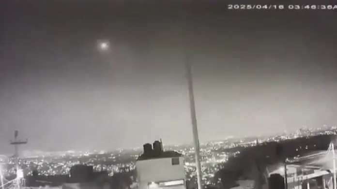 Posible meteorito explota en el cielo de la Ciudad de México | VIDEO Posible meteorito explota en el cielo de la Ciudad de México | VIDEO