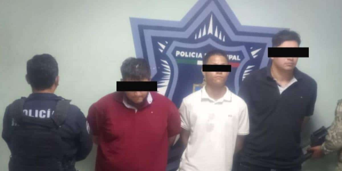 Detienen a 3 presuntos asaltantes a tienda de conveniencia