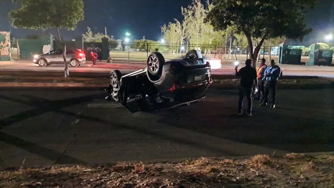 Vuelca vagoneta frente a Deportivo de la Morelos, en Ciudad Obregón
