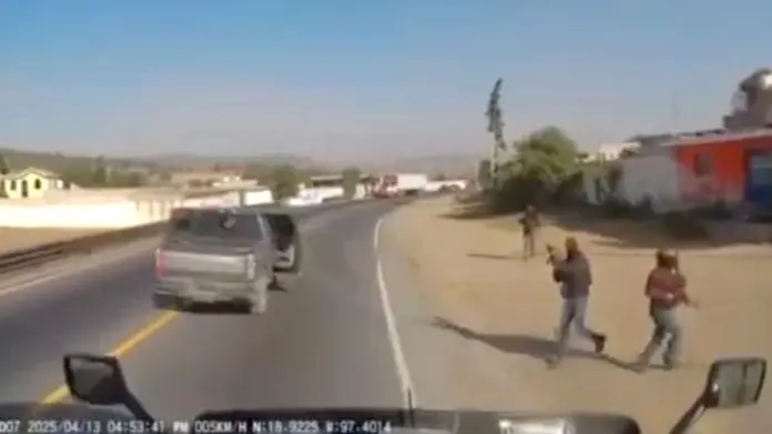 VIDEO | Trailero frustra asalto carretero tratando de arrollar a los delincuentes