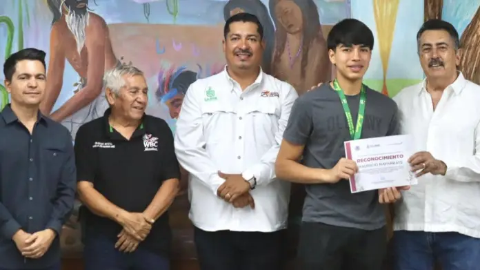 Javier Lamarque entrega reconocimientos a campeones de boxeo amateur Javier Lamarque entrega reconocimientos a campeones de boxeo amateur