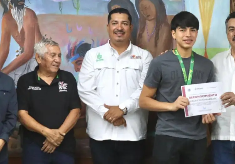 Javier Lamarque entrega reconocimientos a campeones de boxeo amateur