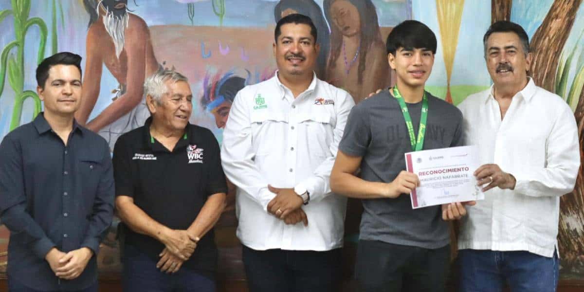 Javier Lamarque entrega reconocimientos a campeones de boxeo amateur