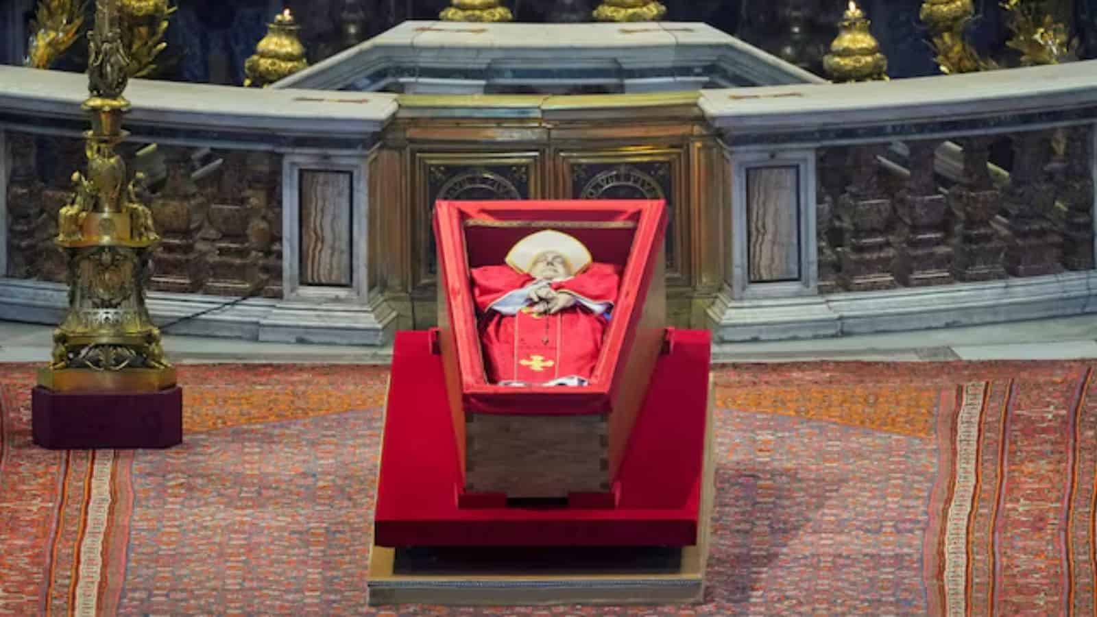 ¿Qué significan los 5 símbolos del féretro del Papa Francisco?