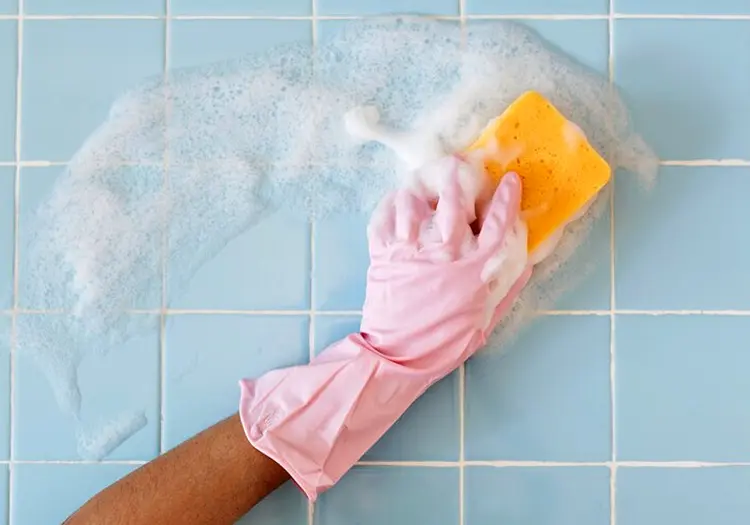 ¿Tu azulejo se manchó de negro? Con este truco lo puedes limpiar de inmediato