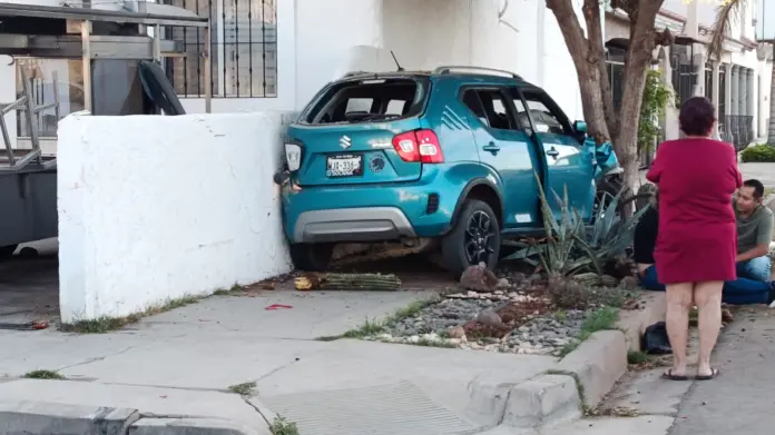 Choca contra árbol en la colonia Hidalgo de Ciudad Obregón Choca contra árbol en la colonia Hidalgo de Ciudad Obregón