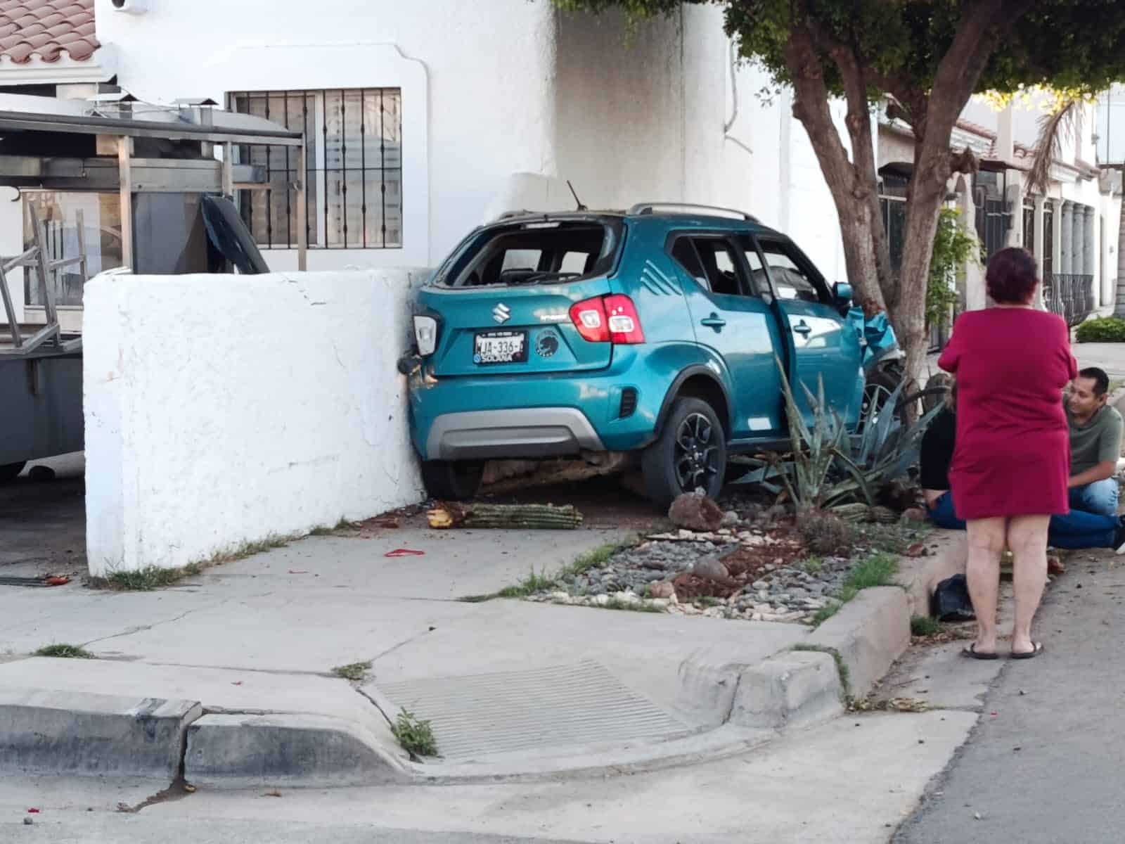 Choca contra árbol en la colonia Hidalgo de Ciudad Obregón