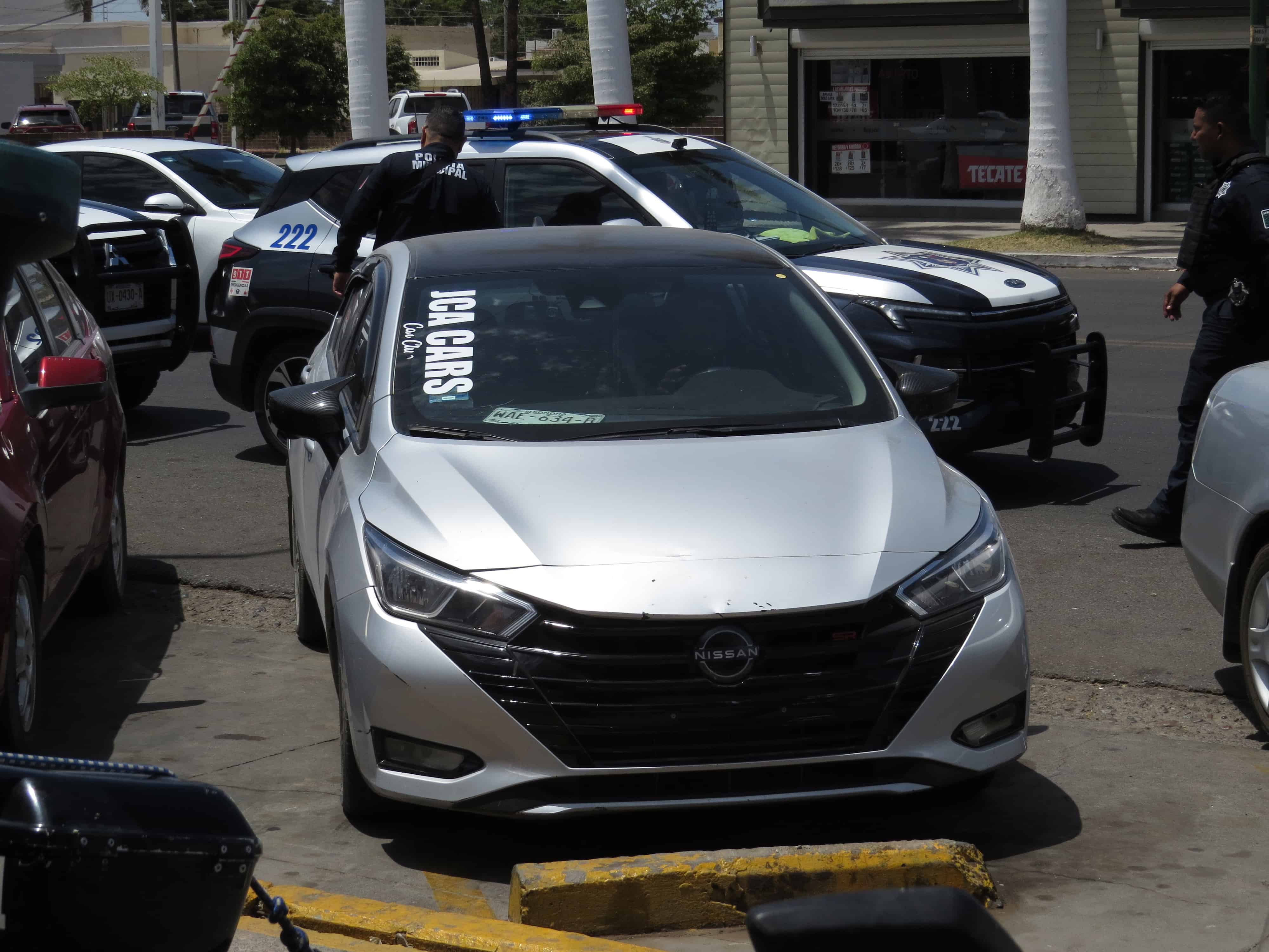 Sorprenden a hombre intentando desmantelar un auto en un banco de Ciudad Obregón