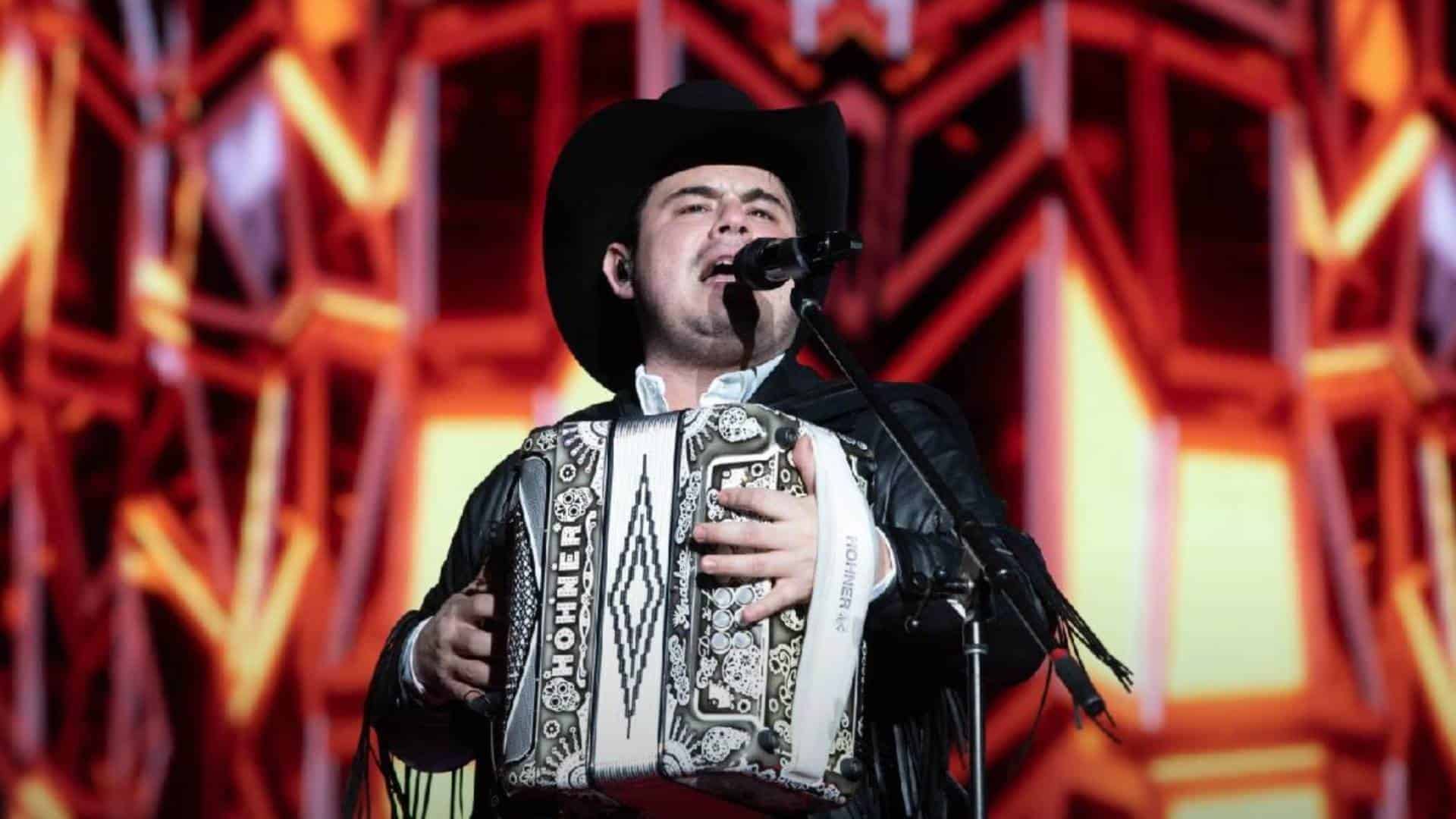 Alfredo Olivas toca el acordeón mientras el público canta sus narcocorridos: ¿enfrentará alguna multa?