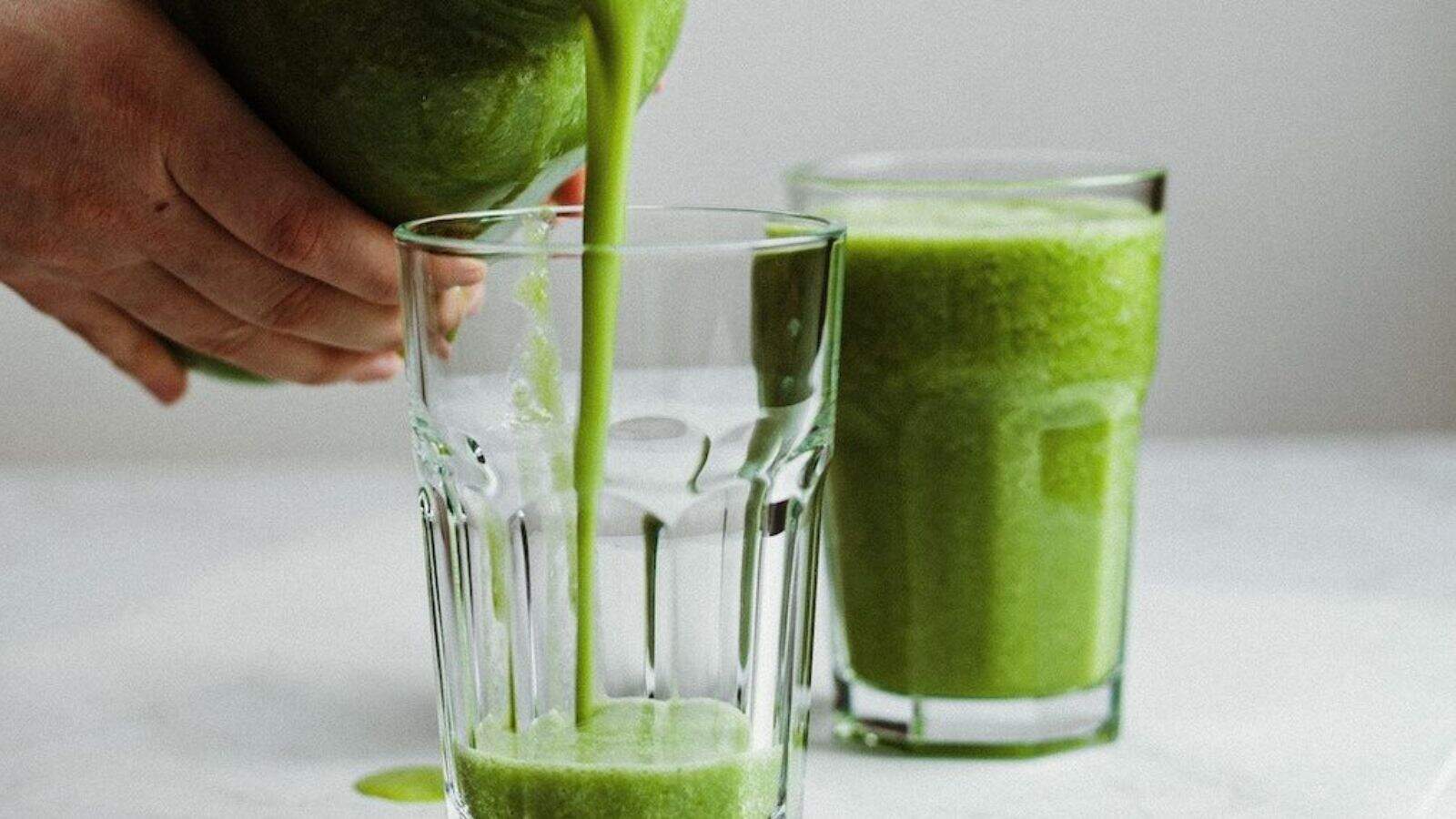 ¿Es bueno tomar jugo verde todos los días? Esto dicen los expertos sobre posibles efectos secundarios