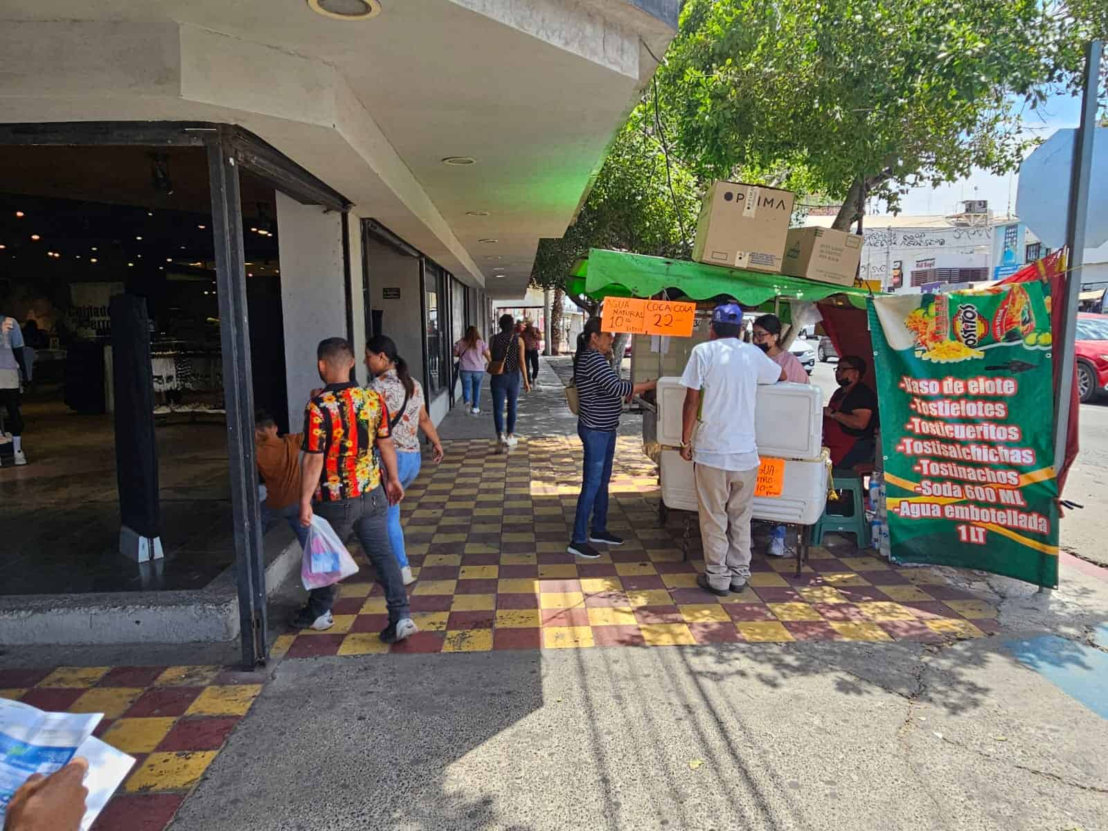 Regresan ambulantes a su ubicación original