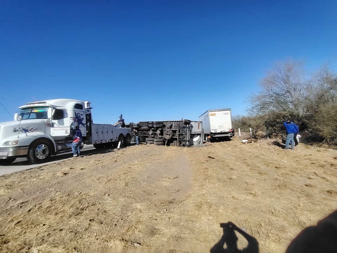Vuelca tráiler con materiales peligrosos en carretera Obregón – Guaymas