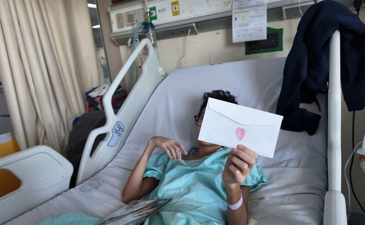De corazón a corazón: Fundación IMSS alegra a niños hospitalizados con cartas, regalos y festejos