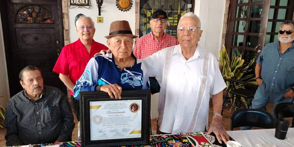 Germán Liogon Cuen recibe emotivo homenaje por su legado en el béisbol de Cajeme