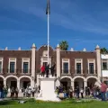 Unison sin banderas rojinegras