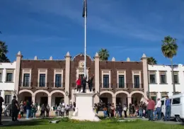 Unison sin banderas rojinegras
