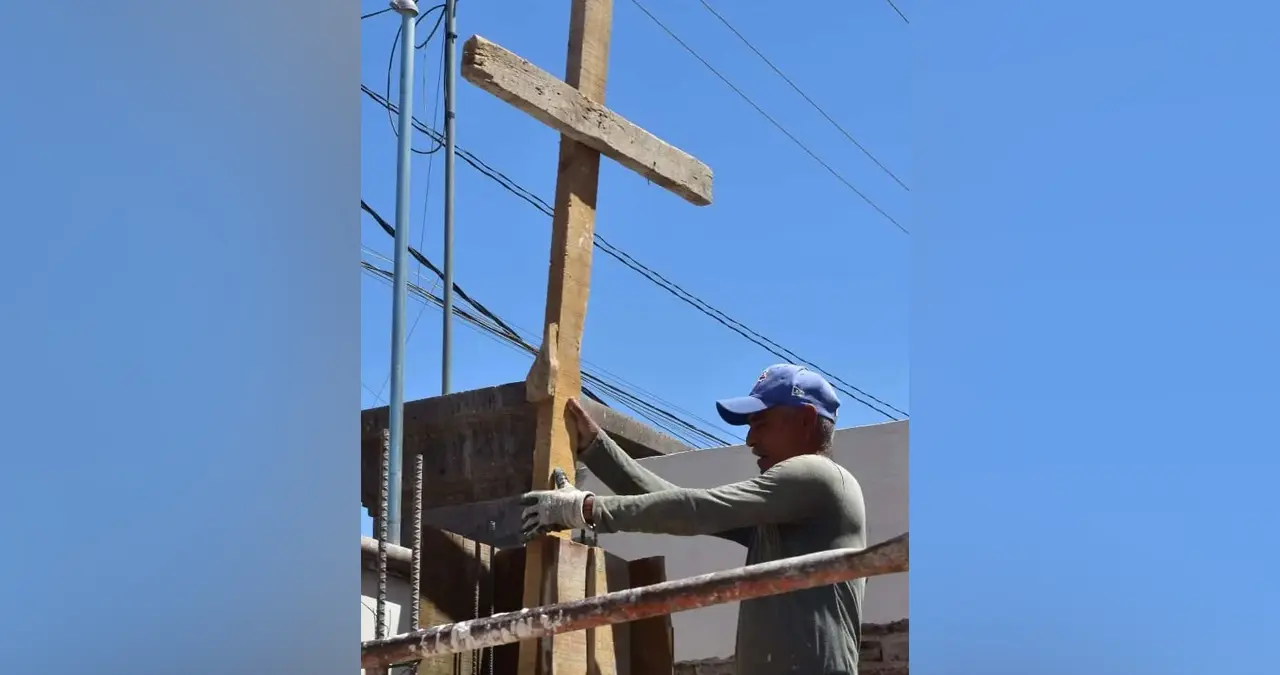 Albañiles festejan con gran devoción el Día de la Santa Cruz
