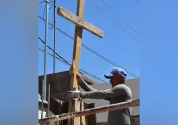 Albañiles festejan con gran devoción el Día de la Santa Cruz