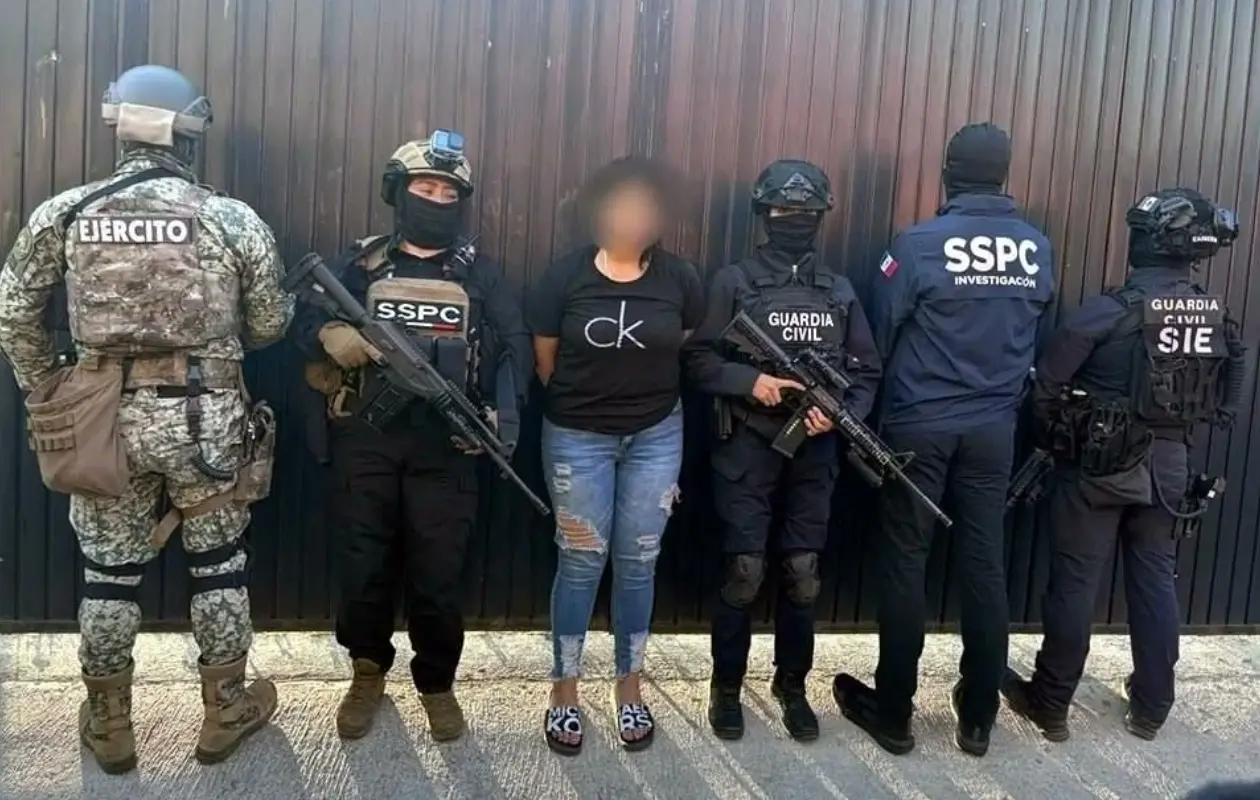 La detenida fue trasladada a las instalaciones de la Fiscalía General de la República (FGR).