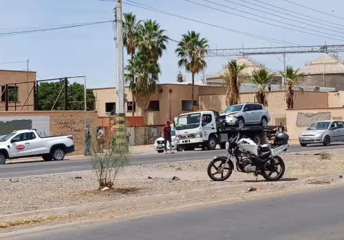 Fuerte accidente en la salida sur de Ciudad Obregón deja a motociclista lesionado