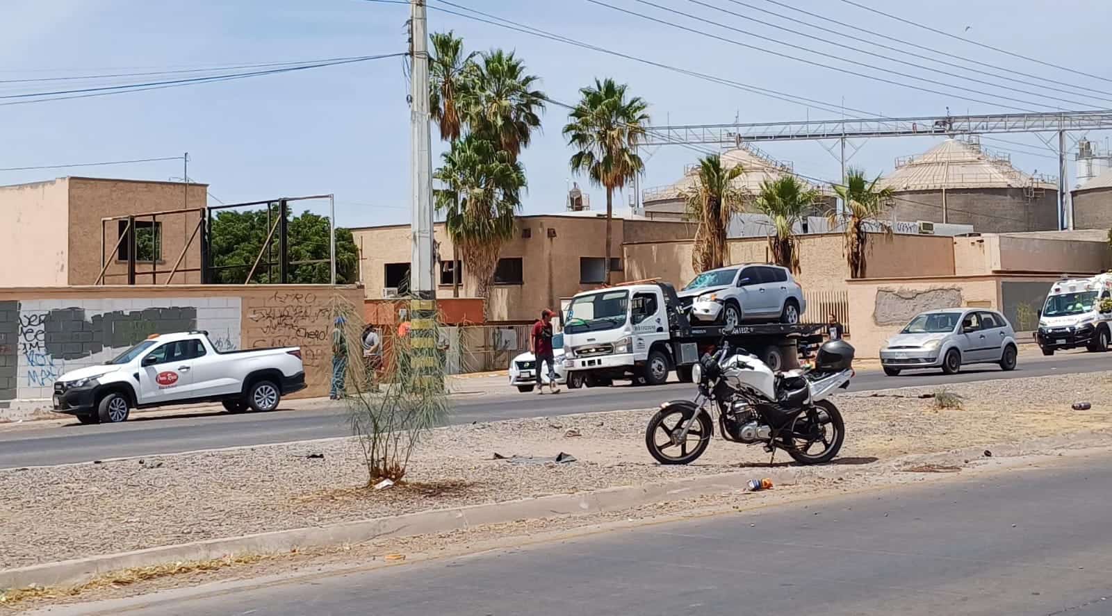 Fuerte accidente en la salida sur de Ciudad Obregón deja a motociclista lesionado