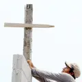 Día de la Santa Cruz: ¿Qué significa colgar un crucifijo en una construcción?
