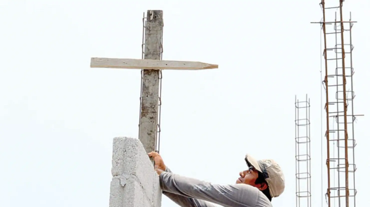 Día de la Santa Cruz: ¿Qué significa colgar un crucifijo en una construcción?